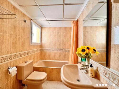 y baño con aseo, lavabo y bañera. en VH Costa Blanca - Apartamento Abantos, en Calpe