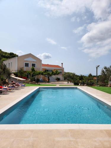 Villa Amfiario - Luxury & Breathtaking views under the Attica Sun!