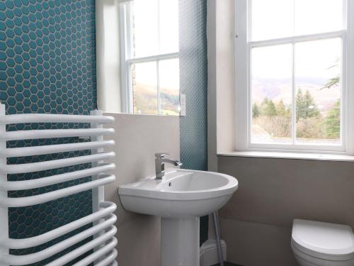 bagno con lavandino, servizi igienici e finestra di Cameron Fell Apartment Keswick a Keswick