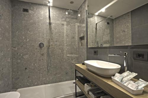 La salle de bains est pourvue d'un lavabo et d'une douche en verre. dans l'établissement Hotel Motel Ascot, à Lissone