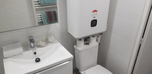 uma casa de banho branca com um WC e um lavatório em Charming Loft - Tour Eiffel/ Rue Cler em Paris