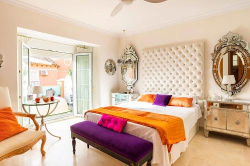 een slaapkamer met een groot bed en een spiegel bij Z&Olé in Torremolinos