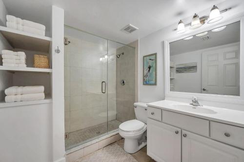 La salle de bains est pourvue d'une douche, de toilettes et d'un lavabo. dans l'établissement 2 Bed-1 Bath With Sunroom, Private Pool And Beach Access!, à Clearwater Beach