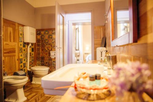 łazienka z wanną, toaletą i umywalką w obiekcie Residenza Quaggio Ca' Grimani w Wenecji
