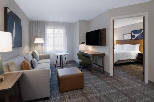 Un pat sau paturi într-o cameră la Staybridge Suites Columbus-Dublin, an IHG Hotel