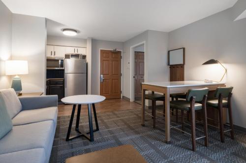 Η κουζίνα ή μικρή κουζίνα στο Staybridge Suites Columbus-Dublin by IHG