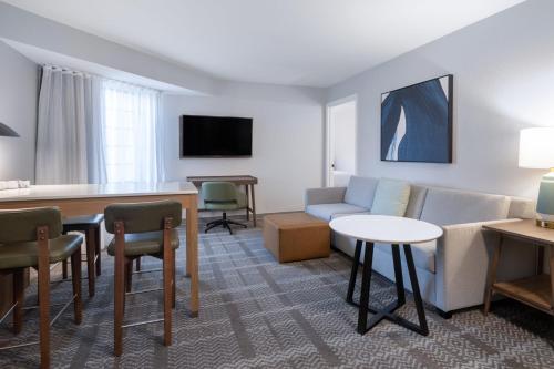 Μια τηλεόραση ή/και κέντρο ψυχαγωγίας στο Staybridge Suites Columbus-Dublin by IHG