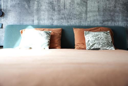 een slaapkamer met een bed met 2 kussens bij Peaceful Modern 2 BR Penthouse with nice view in Hesperange