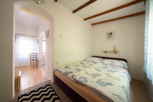 um quarto com uma cama e uma sala de jantar em Studio Apartman Ema 2 em Gornji Karin