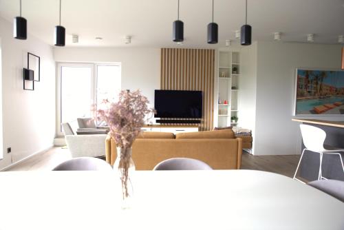TV a/nebo společenská místnost v ubytování Peaceful Modern 2 BR Penthouse with nice view