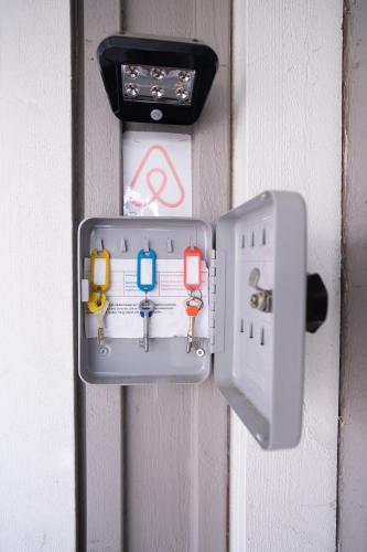 a lock on a door with a switch on it at Mukava kellarihuoneisto jossa sauna ja poreallas in Pietarsaari