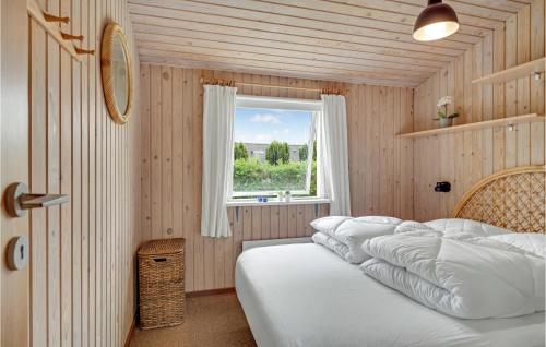 Schlafzimmer mit einem Bett mit weißer Bettwäsche und einem Fenster in der Unterkunft 3 Bedroom Stunning Home In Odder in Odder
