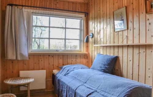 ティスヴィレライにあるStunning Home In Tisvildeleje With 3 Bedrooms And Wifiのベッドルーム(青いベッド1台、窓付)