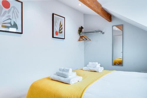 Una habitación con una cama con toallas. en Spacious 4 Bedroom house near Leeds CC, en Beeston Hill