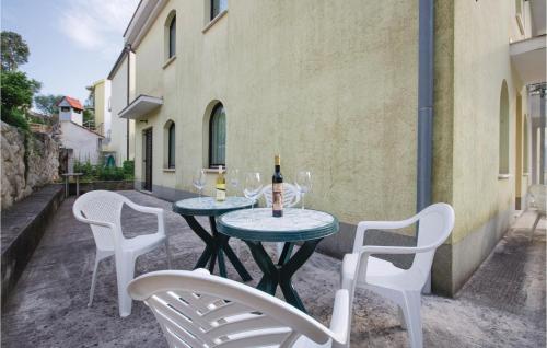 2 Bedroom Beautiful Apartment In Okrug Gornji