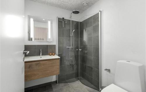 ein Bad mit einer Dusche und einem Waschbecken in der Unterkunft Gorgeous Home In Oksbl With Sauna in Oksbøl