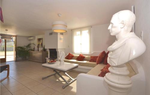 Stunning Home In Sarrians With 2 Bedrooms And Wifi