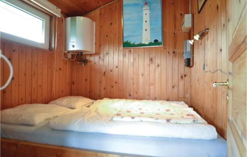 Un pat sau paturi într-o cameră la Cozy Home In Hvide Sande With Kitchen