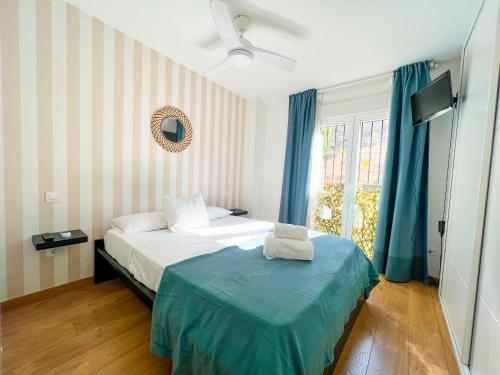 a bedroom with a bed and a window at El puente de San Martín con parking gratis in Toledo
