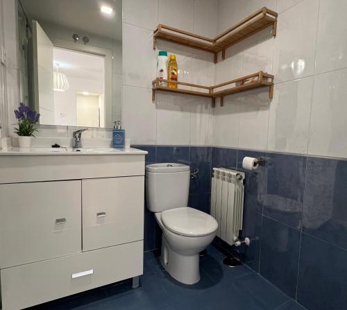 a bathroom with a toilet and a sink at El puente de San Martín con parking gratis in Toledo