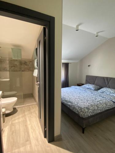 1 dormitorio con 1 cama y baño con bañera en Панорамні апартаменти, en Uzhhorod