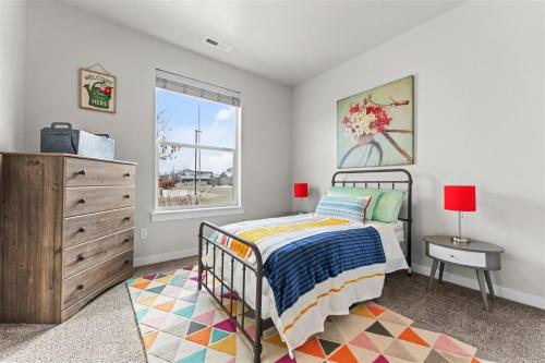 une chambre avec un lit, une commode et une fenêtre dans l'établissement Adale, à Meridian
