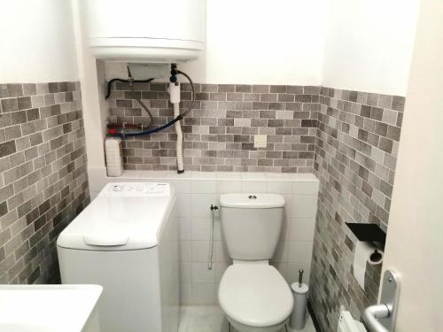 mała łazienka z toaletą i umywalką w obiekcie Appartement montagne w mieście Eaux-Bonnes
