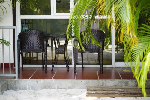 una mesa y sillas en un porche con plantas en WHITE SAND ARK RESORT, en Koh Rong