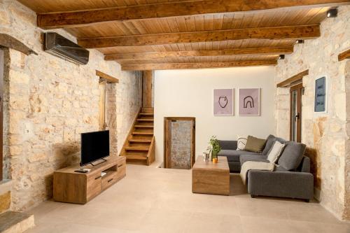 Antama Living, Luxe Stonehouse with Pool & BBQ