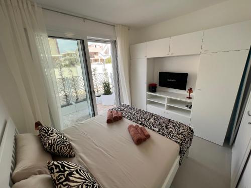 una camera da letto con un letto e una grande finestra di Windsurf Beach Front a Torre Grande