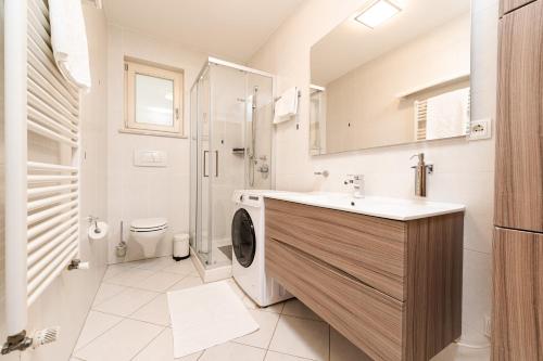 La salle de bains est pourvue d'un lavabo et d'un lave-linge. dans l'établissement Appartament Emma, à Brunico