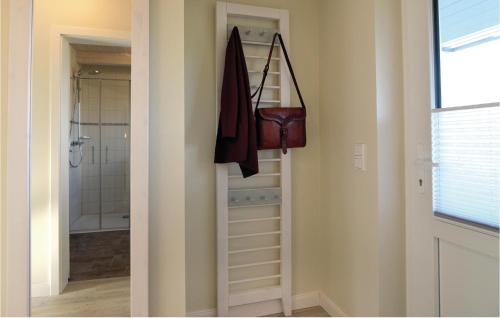 ein Badezimmer mit einem Schrank mit einer Treppe und einer Dusche in der Unterkunft Beautiful Home In Dagebll With Wifi in Dagebüll