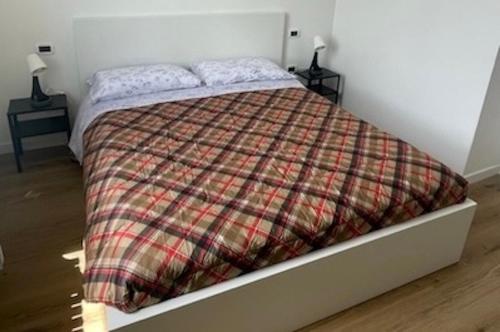 1 dormitorio con 1 cama con manta a cuadros en Cleo Viola en Ancona