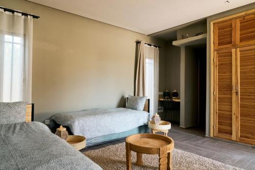 een woonkamer met 2 bedden en een bank bij Dar Meha in Marrakesh