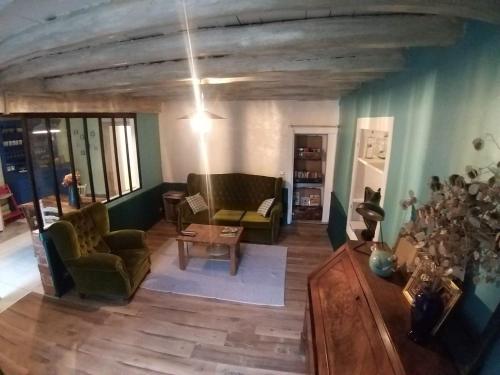 una vista aérea de una sala de estar con sofás y una mesa en Gîte La Poule Bleue, en Charavines