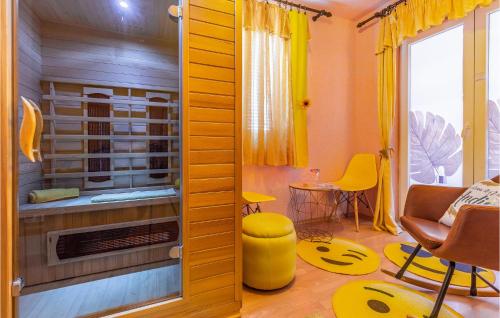 un soggiorno con sgabello giallo e una camera con finestra di Nice Home In Banjole With Jacuzzi a Banjole