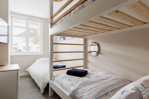 Двухъярусная кровать или двухъярусные кровати в номере Modern 2 bed, cliff top & parking, F6