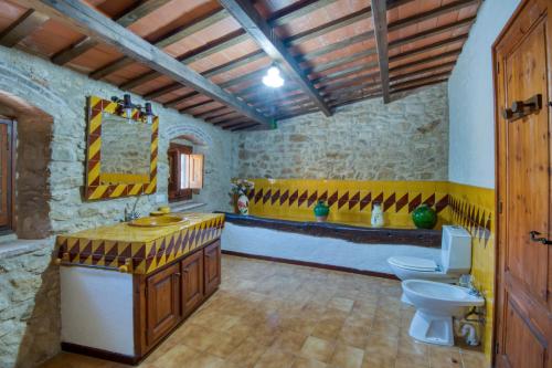 a large bathroom with a sink and a toilet at Canapost in Peratallada
