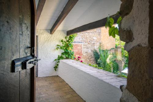 an open door to a courtyard with a window at Canapost in Peratallada