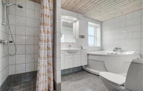 een badkamer met een bad, een wastafel en een toilet bij Pet Friendly Home In Grlev With Kitchen in Reersø