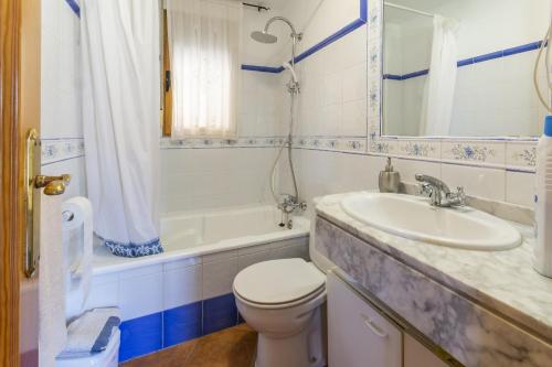 ein Badezimmer mit einem Waschbecken, einem WC und einer Badewanne in der Unterkunft Carrebaix I in Orba