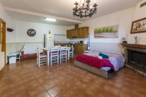 Cet appartement comprend une chambre avec un lit et une cuisine avec une table. dans l'établissement Carrebaix V, à Orba