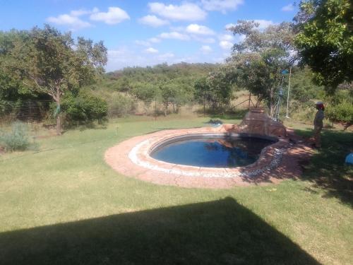 mały basen z wodą na dziedzińcu w obiekcie Matalatala Wildlife Lodge w mieście Roodeplaat