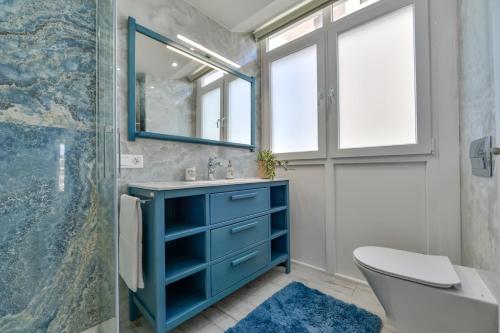 een badkamer met een blauwe wastafel en een douche bij Apartment EntreDosAguas in Calpe
