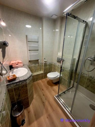 Et badeværelse på Olimpia Resort & SPA