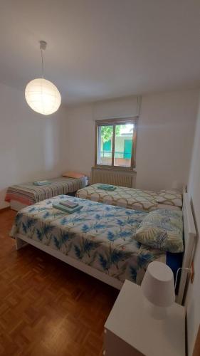 ein Schlafzimmer mit zwei Betten und einem Fenster in der Unterkunft Cormons Bellissima in Cormòns