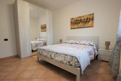 een slaapkamer met een bed en een schilderij aan de muur bij B&B i Casali 