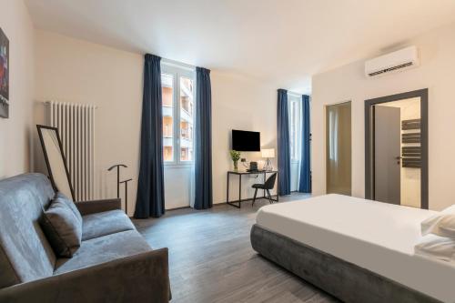 um quarto de hotel com uma cama e um sofá em Residenza Sacconi em Roma