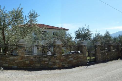 a brick fence in front of a house at Villa Liana in Soúrpi