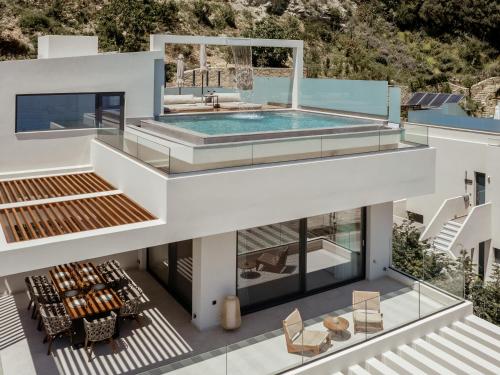 Πισίνα στο ή κοντά στο Nerea Deluxe SeaFront Villa, Iconic Infinity Pool, By ThinkVilla